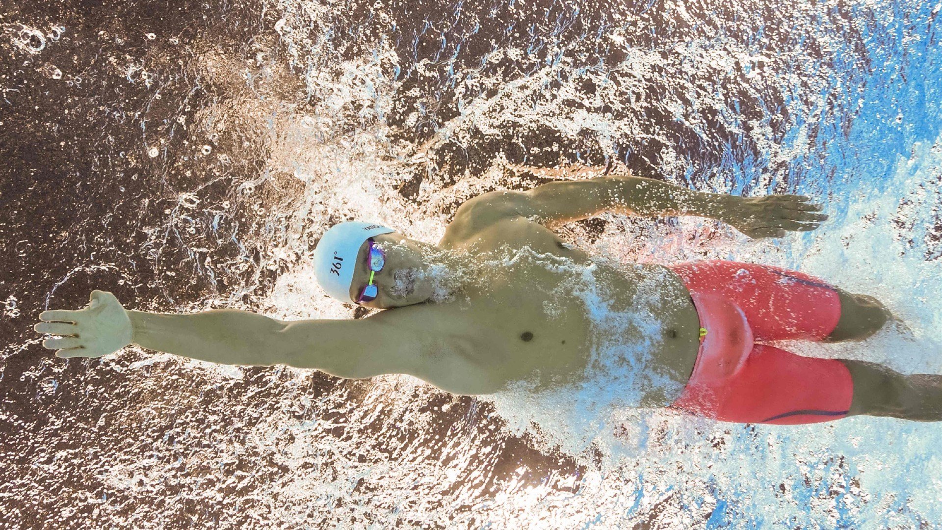 “青少年足球运动员代表队亮相国际比赛场，展现风采”，青少年足球冠军